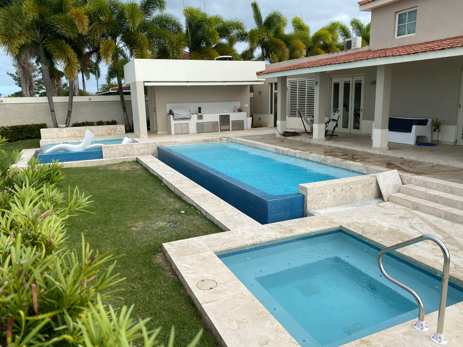piscina y spa en el patio de la casa con jardín exterior y terraza
